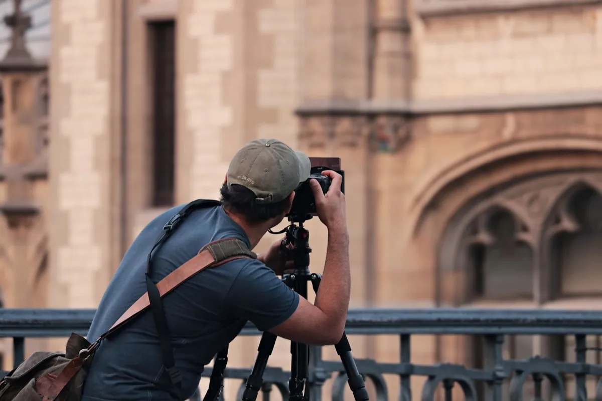 Photographe relevant une façade gothique